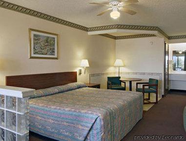 Super 8 Donna Hotel Room photo