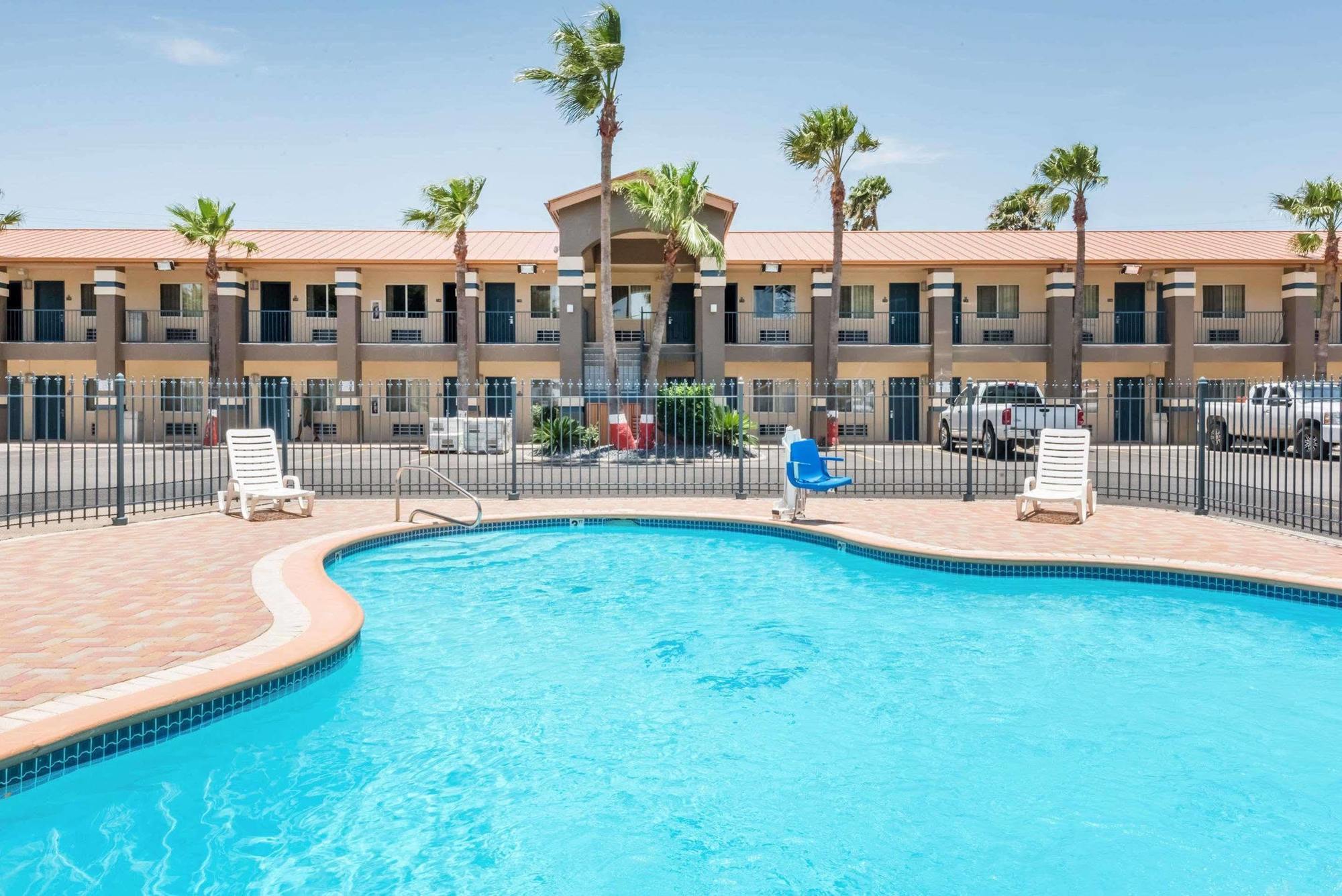 Super 8 Donna Hotel Exterior photo